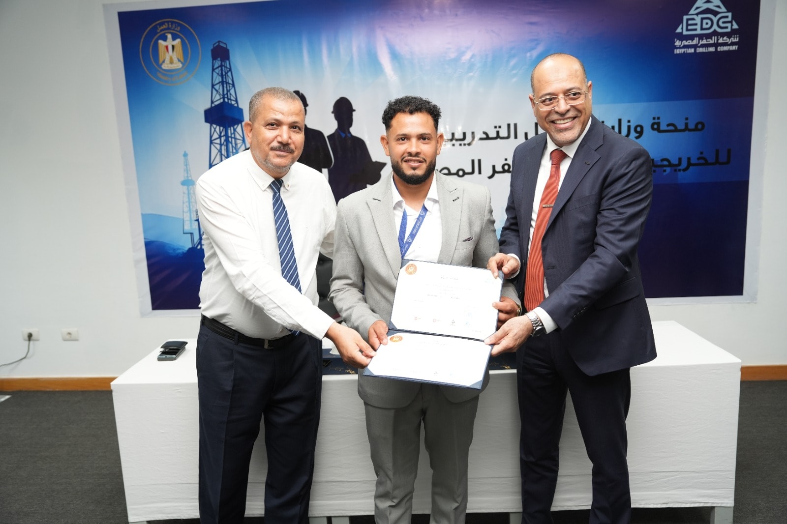 وزير العمل يُسلم شهادات لخريجي دورات تدريب مجانية في الخدمات البترولية