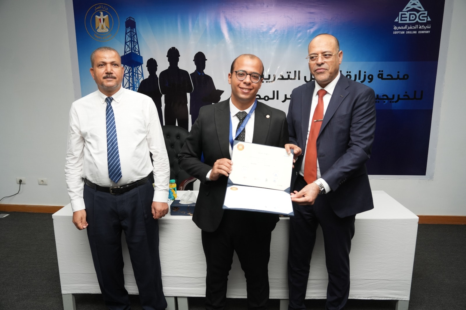 وزير العمل يسلم شهادات لخريجي دورات تدريب مجانية في مجالات الخدمات البترولية