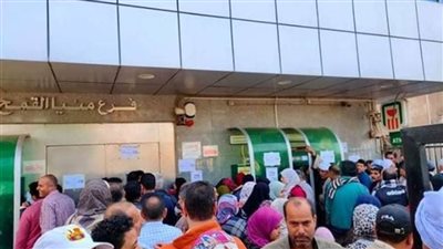 توافد قوى من اصحاب المعاشات على ماكينات الصراف الالى 