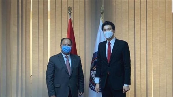 وزير المالية وسفير