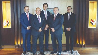 بشهادة بلومبرج العالمية.. البنك الأهلي المصري الأول بالسوق المصرفية المصرية في القروض المشتركة