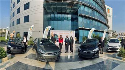   في إطار حملته الترويجية لبطاقات الائتمان..  البنك الأهلي المصري يسلم 6 سيارات للفائزين