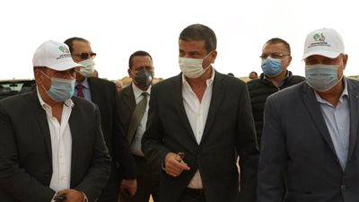 صور | رئيس البنك الزراعى يبحث دعم وتمويل مشروعات المنتفعين بمشروع مليون ونصف فدان في منطقة غرب غرب المنيا