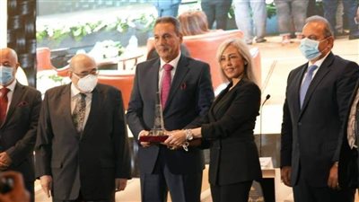 لدورة فى دعم الاقتصاد الوطني والقطاع المصرفى.. مؤتمر الناس والبنوك يكرم رئيس بنك مصر