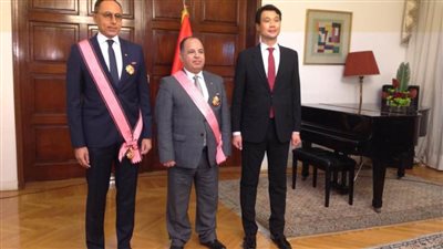 رئيس كوريا الجنوبية يمنح وزير المالية وسام «الاستحقاق» من الطبقة الأولى