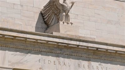 بنك الاحتياطي الفيدرالي يقرر الاحتفاظ ببعض القيود على توزيعات أرباح البنوك