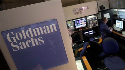 جولدمان ساكس يسترد 174 مليون دولار من التنفيذيين بعد تسوية قضية فساد بـ2.8 مليار دولار