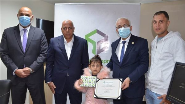 جانب من توزيع الجوائز
