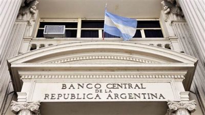 البنك المركزي الأرجنتيني يضع سقفا على السلع الكمالية المستوردة للحفاظ على الدولار