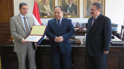 وزير المالية يُكَّرم رئيس مأمورية ضرائب الشركات المساهمة رفض رشوة كبيرة من أحد مكاتب المحاسبة