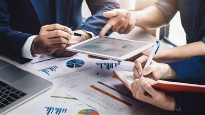 تقرير: بنوك الشركات تسعى لبناء علاقات مصرفية أوسع ببيع خدمات ذات قيمة مضافة