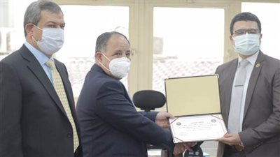 وزير المالية يكرم أحد «صقور الجمارك»..ويؤكد كل التقدير لابناء مصر الشرفاء