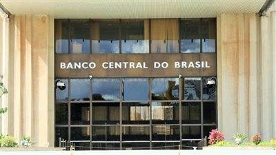 البنك المركزي البرازيلي يرفع سعر الفائدة