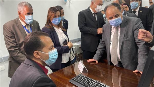 وزير المالية يفتتح