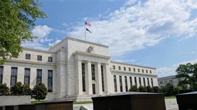 عضو الاحتياطي الفيدرالي ينفي الإبقاء على أسعار الفائدة منخفضة لتخفيف ضغوط التمويل