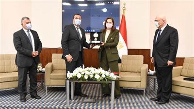 وزيرة التخطيط تكرم نائب رئيس مجلس إدارة شركة تمويلي للتمويل متناهي الصغر