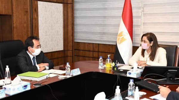 وزيرة التخطيط مع