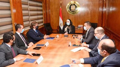 وزيرة التجارة تبحث مع وفد 