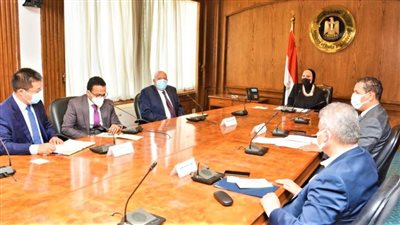 وزيرة التجارة تبحث مع مسئولى 