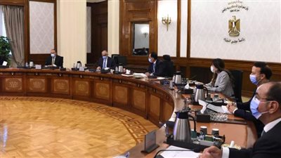 رئيس الوزراء يستعرض مع محافظ البنك المركزي المبادرات الموجهة لدعم القطاعات الاقتصادية المختلفة