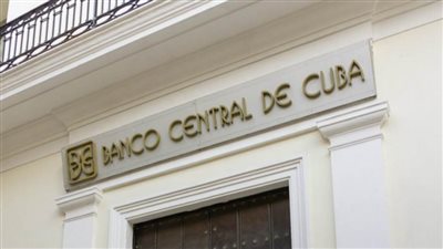 البنوك الكوبية توقف قبول الودائع النقدية بالدولار الأمريكي