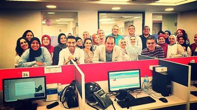 رئيس قطاع التجزئة المصرفية ببنك القاهرة يزور فريق عمل مركز الاتصال في أول أيام عيد الأضحى