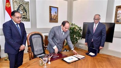 السيسي يجتمع مع محافظ البنك المركزي ويطلع على البنكنوت الجديد الجاري اصداره في نوفمبر المقبل