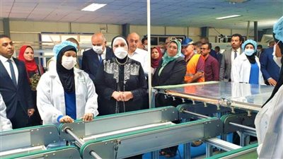 وزيرة التجارة تتفقد 3 مصانع بمنطقة قفط الصناعية في قنا