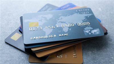 كيف تعمل البنوك على تعزيز ثقة العملاء من خلال البطاقات المصرفية