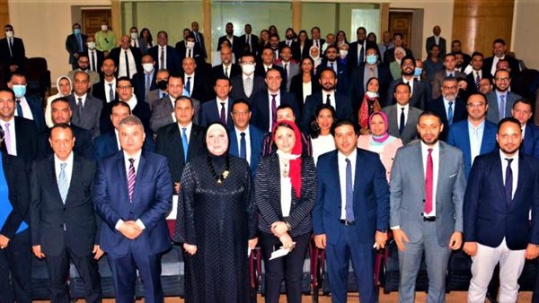 وزيرة التجارة مع