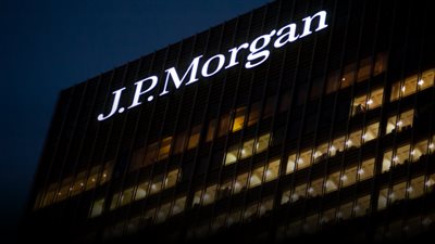 جي بي مورجان يحذر: المستثمرون يتخلصون من البيتكوين مقابل إيثريوم