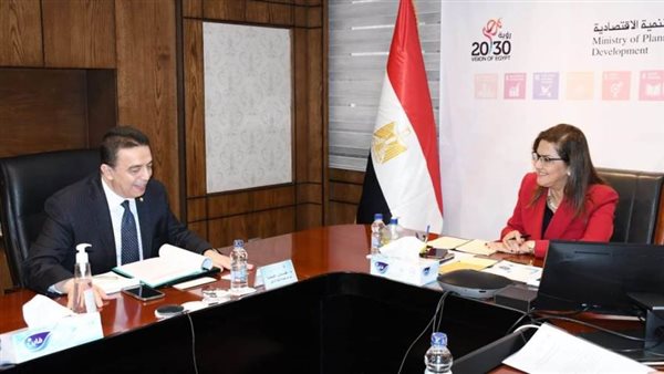 وزيرة التخطيط مع