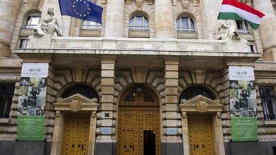 محافظ البنك المركزي المجري يحذر من مخاطر العجز المزدوج