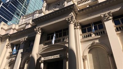 البنك المركزي الأرجنتيني يأمر ببيع العملات الأجنبية