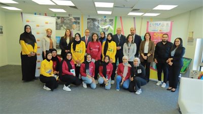 العضو المنتدب للتجاري وفا بنك يمنح بطاقات ميزة المدفوعة مقدمًا لطالبات التعليم الفني 