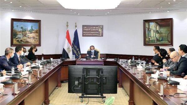 وزير الاتصالات مع