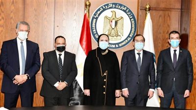 توقيع عقدين لتمويل تحويل السيارات للعمل بالغاز بالتعاون بين البترول وتنمية المشروعات