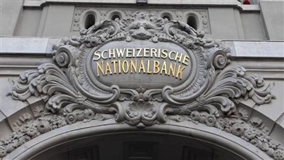 استطلاع: البنك الوطني السويسري سيعتمد على مشتريات العملات الأجنبية لترويض الفرنك