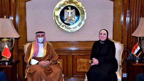وزيرة الصناعة مع
