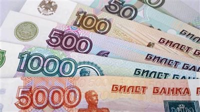 تقارير: الروبل الروسي يقع تحت ضغط بسبب التوترات الجيوساسية
