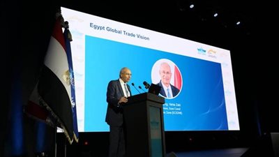 رئيس اقتصادية القناة: إطلاق خدمات تموين السفن ومشروعات صناعة الهيدروجين الأخضر قريبا