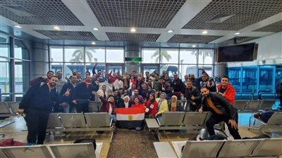 البنك الاهلي يرسل طائرة مشجعين من العاملين به لدعم المنتخب الوطني | صور