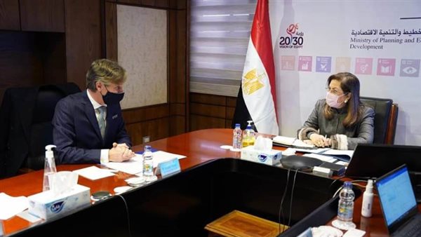 وزيرة التخطيط مع