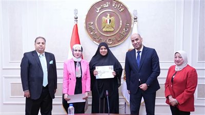 وزير العمل يسلم ماكينات خياطة وحقائب أدوات مهنية لسيدات معيلات بالمنوفية وأسيوط