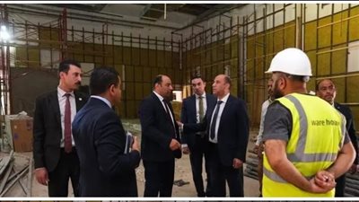  َوزير العمل يتفقد مركز 