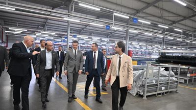 وزير الاستثمار يتفقد مصنع 