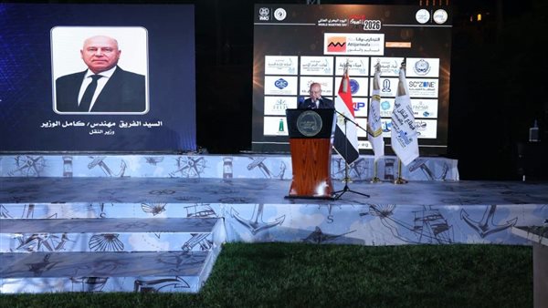 وزير النقل خلال القاء كلمته    