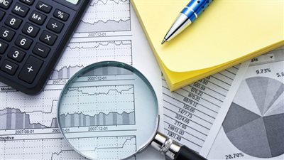 خبراء: عدم اليقين بشأن السياسة النقدية يعني تقلب الأصول الخطرة بالنصف الأول من 2022