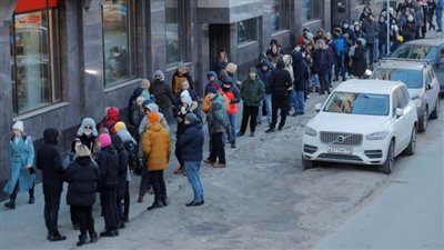 الروس يحتشدون أمام الصرافات الآلية للحصول على النقد بعد استهداف الغرب للبنوك