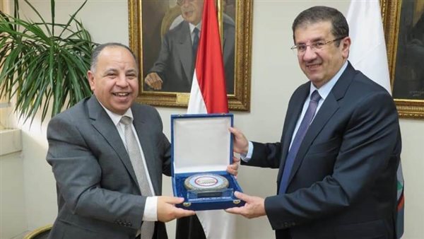 وزير المالية ونظيرة